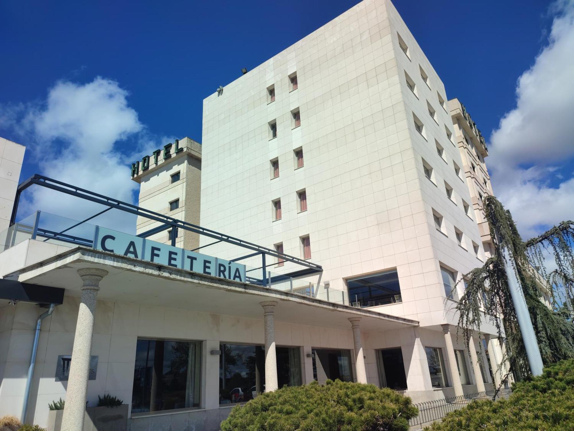 Hotel Sercotel Cuatro Postes Avila Exterior photo